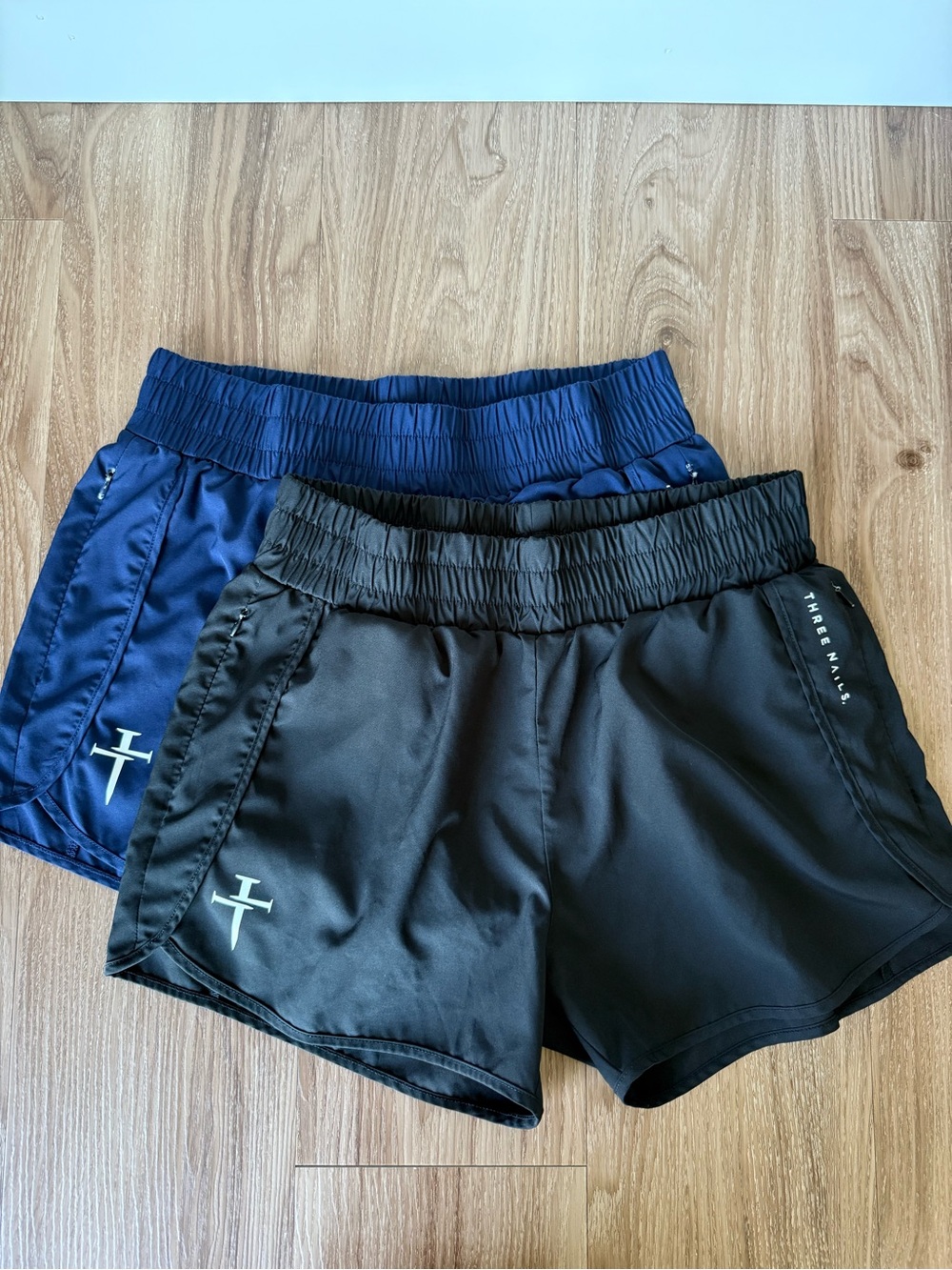 Set of 2  Women’s Large Three Nails Shorts